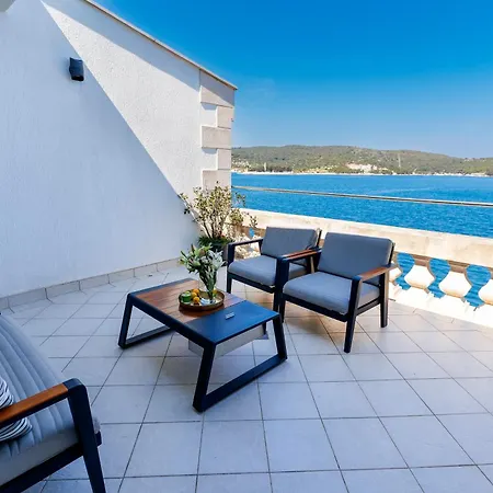 Seafront Penthouse Lejlighed