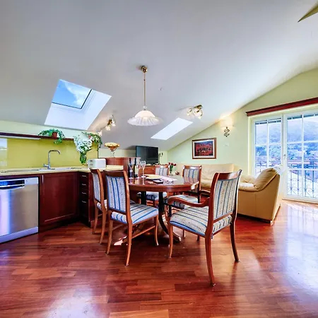 Seafront Penthouse Vis