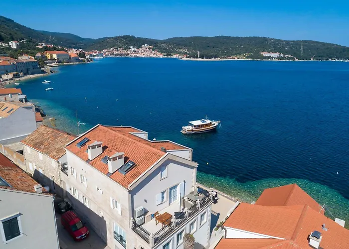 Seafront Penthouse Vis