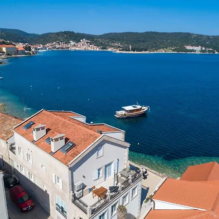 Seafront Penthouse Vis